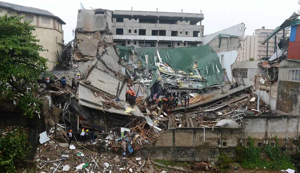 Kondisi bangunan yang roboh di Kolombo, Sri Lanka, Kamis (18/5). Sedikitnya 20 pekerja berhasil diselamatkan dari reruntuhan dan puluhan rekan mereka yang lain masih dalam tahap pencarian. (AFP/Ishara S. KODIKARA)