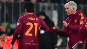 Pelatih AS Roma Gian Piero Gasperini menyalami Paulo Dybala ketika ditarik keluar pada laga kontra Juventus di Liga Italia 2025/2026. (MARCO BERTORELLO / AFP)
