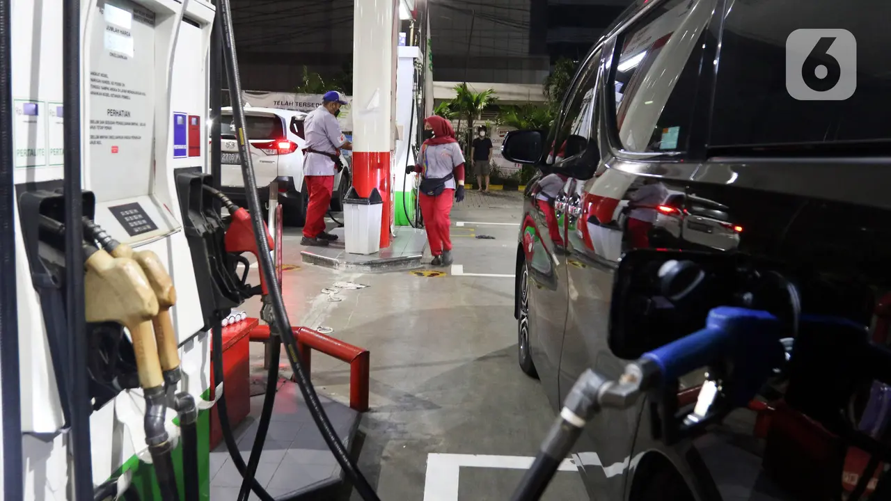 FOTO: Antrean Kendaraan di SPBU Jelang Kenaikan Harga Pertamax