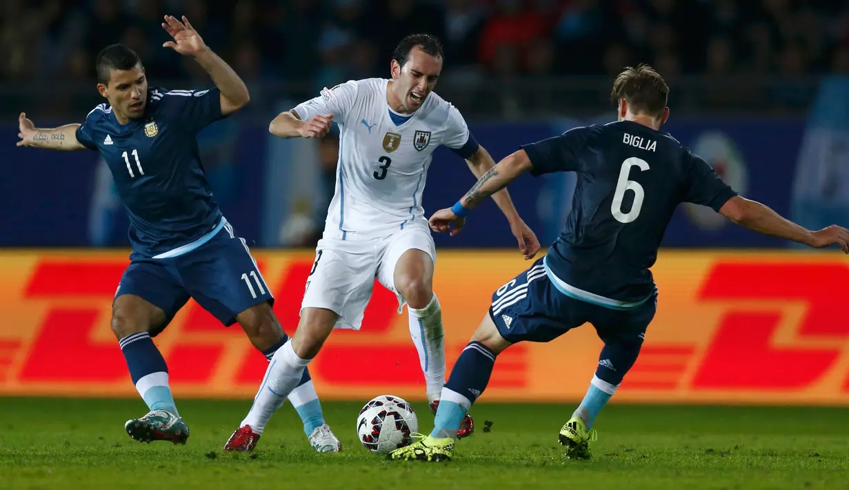 Bek Uruguay, Diego Godin berusaha melewati dua pemain Argentina saat pertandingan Copa America 2015 di Stadion La Portada, Chili, (17/6/2015). Argentina meraih kemenangan tipis 1-0 atas Uruguay. (Reuters/Marcos Brindicci)