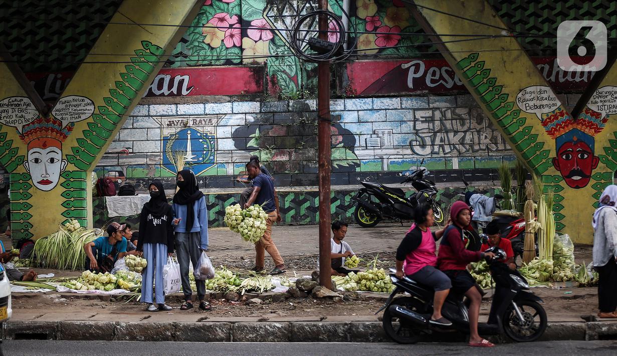 Daun kelapa muda sendiri mempunyai makna bagaikan sifat manusia yang mudah dibentuk, lentur, dan kondisinya yang masih baik. (Liputan6.com/Johan Tallo)