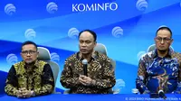 Menkominfo Budi Arie (tengah) dalam konferensi pers terkait pemberantasan hoaks jelang Pemilu 2024 (Kemkominfo TV)