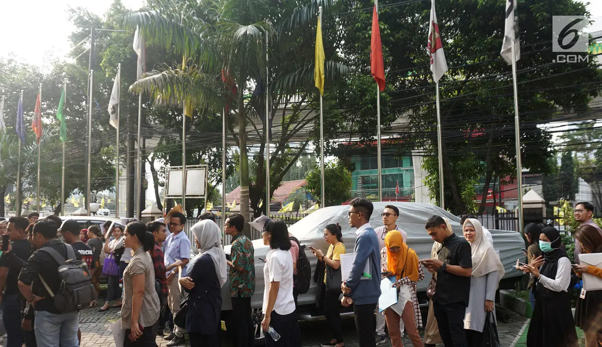 Antrean warga saat mengurus surat pindah tempat memilih atau Formulir A5 Pemilu 2019 di Kantor KPUD Jakarta Selatan, Jakarta, Rabu (10/4). Ratusan warga rela mengantre sejak pagi untuk mengurus Formulir A5. (Liputan6.com/Herman Zakharia)