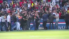 Berita video Neymar yang membuat heboh fans PSG (Paris Saint-Germain) dalam sebuah sesi latihan terbuka. This video presented by BallBall.