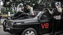 Aparat kepolisian menggunakan toa saat mengusir massa buruh yang akan berunjuk rasa di sekitar Gedung DPR RI, Jakarta, Kamis (8/10/2020). Polri mengerahkan 2.500 personel BKO Brimob Nusantara untuk mengamankan unjuk rasa UU Cipta Kerja di Gedung DPR dan sekitarnya. (merdeka.com/Iqbal S. Nugroho)