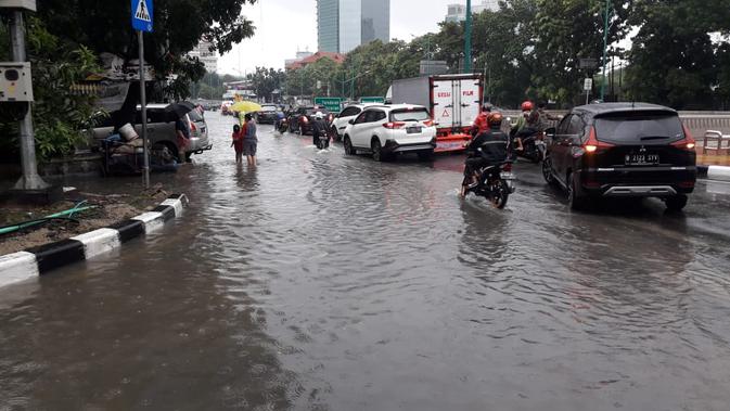 Banjir di traffic light Kuningan arah Mampang, Jakarta Selatan. (Twitter @tmcpoldametro)