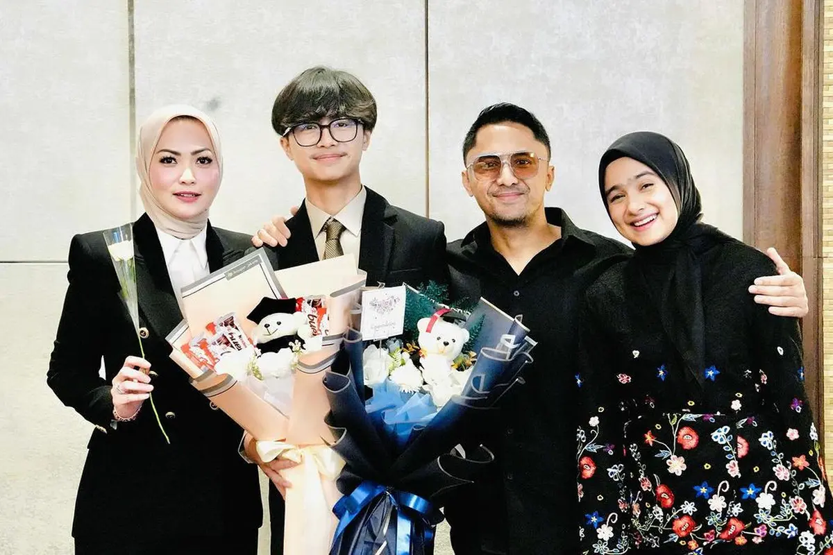 Potret 6 Anak Artis Wisuda Didampingi Dua Ibu, Makin Terasa Lengkap
