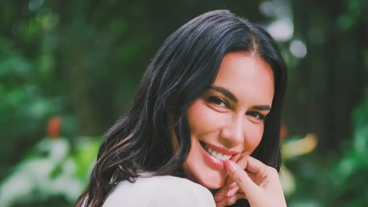 5 Potret Memukau Sophia Latjuba di Jerman, Tampil Natural dan Tetap Menawan