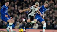 Pemain Fulham Andreas Pereira berebut bola dengan pemain Chelsea Conor Gallagher (kanan) dan Mason Mount (kiri) pada pertandingan sepak bola Liga Inggris di Stadion Stamford Bridge, London, Inggris, 3 Februari 2023. Chelsea ditahan imbang Fulham 0-0. (AP Photo/Kirsty Wigglesworth)