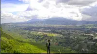 Patahan Lembang atau Sesar Lembang di Kabupaten Bandung Barat. foto: Instagram @diarmoelyono