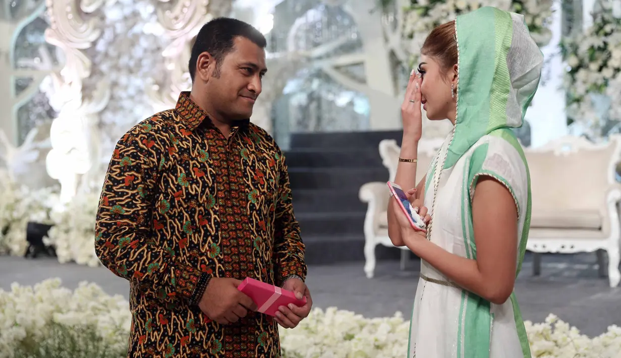 Resepsi mewah telah di susun di sebuah Hotel JW Marriot, Jakarta pada 17 Desember. Resepsi kedua ini mengusung konsep Fairytale. Tapi apa mau dikata, hari bahagia itu tidak bisa duduk dipelaminan bersama sang suami. (Nurwahyunan/Bintang.com)