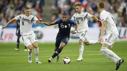 Di usia yang masih sangat muda saat itu, ia sudah mendapat kepercayaan Didier Deschamps untuk mengisi slot di lini depan Timnas Prancis. (AP/Christophe Ena)
