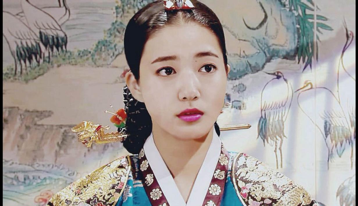Dalam 'Royal Tailor', Park Shin Hye berperan menjadi gadis bangsawan yang kaya raya. (soompi.com)