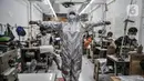 Pekerja mencoba baju hazmat setelah selesai dibuat di salah satu industri konveksi Pusat Industri Kecil (PIK), Jakarta, Rabu (30/12/2020). Budi (48), seorang marketing di Toko Konveksi Baju, mengungkapkan permintaan baju hazmat hingga kini masih tinggi. (merdeka.com/Iqbal S. Nugroho)