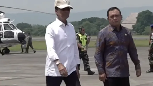 Sri Sultan Hamengku Buwono X menerima topi RI 1 dari Presiden Prabowo Subianto
