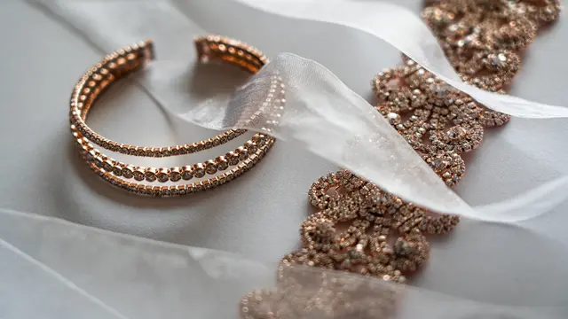 Dipercaya Bisa Bawa Hoki, Pria Vietnam Ini Pakai 2 Kg Perhiasan Emas di Tubuhnya