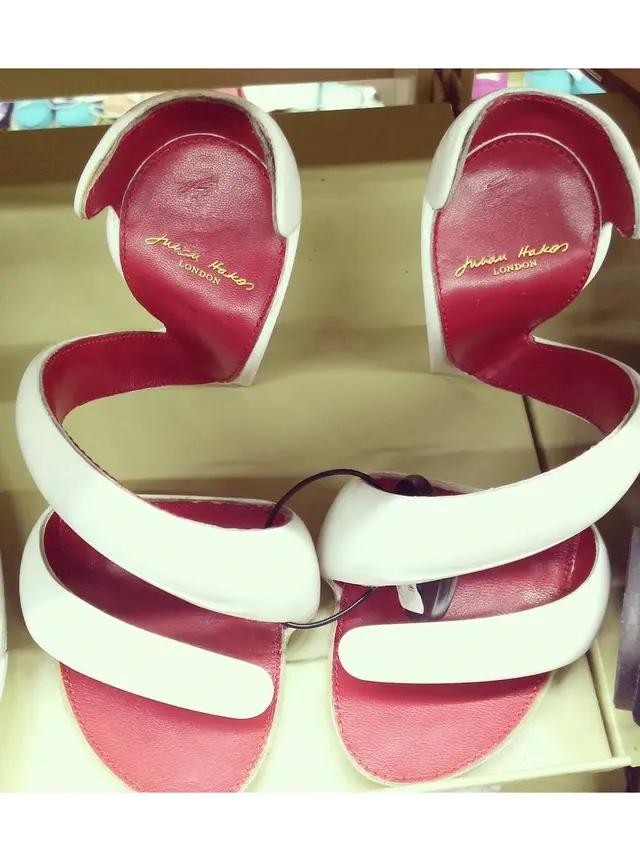 Fashion item nyeleneh (Sumber: Brightside)