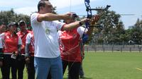 CdM Asian Games 2018, Komjen Pol. Syafruddin mencoba memanah saat meninjau pelatnas memanah di Lapangan Panahan Kompleks GBK, Jakarta, Selasa (10/4). Kunjungan ini untuk memantau persiapan jelang laga di Asian Games 2018. (Liputan6.com/Helmi Fithriansyah)