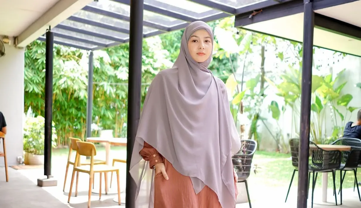 Lihat di sini penampilan stylish dan elegan Natasha Rizky dengan busana syar'i. [@natasharizkynew].