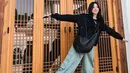 Jaket panjang, kaos, cargo pants dan shoulder bag menjadi inspirasi tampilan praktis untuk hangout. [@sooyaaa__].