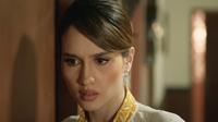 Cinta Laura sebagai Alma dalam film Panggonan Wingit 2: Miss K. (Foto: Dok. Hitmaker Studios)