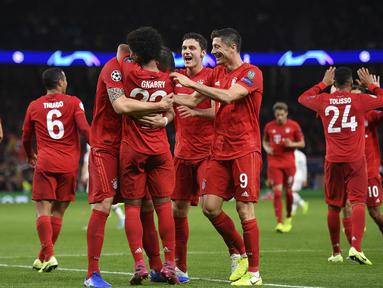 Para pemain Bayern Munchen merayakan gol yang dicetak Serge Gnabry ke gawang Tottenham pada laga Liga Champions di Stadion Tottenham, London, Selasa (1/10). Tottenham kalah 2-7 dari Munchen. (AFP/Daniel Leal-Olivas)