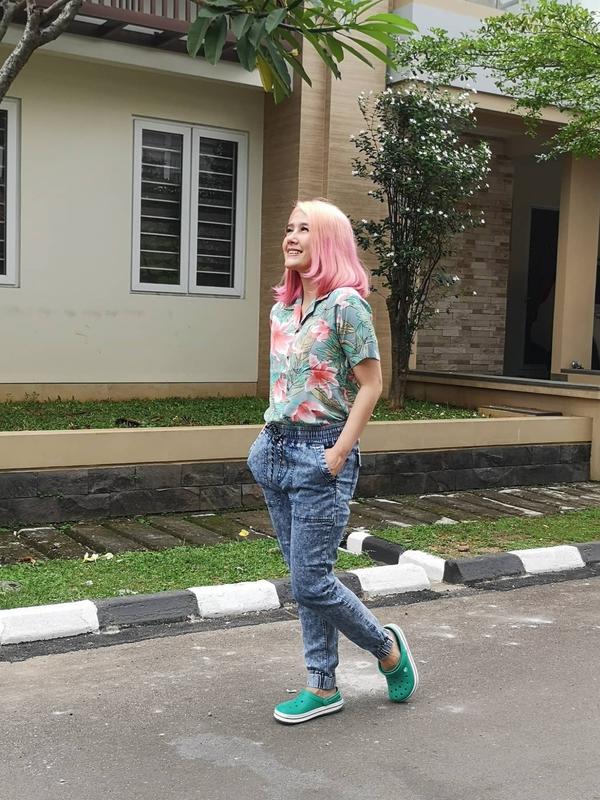 Potret Terbaru Ardina Rasti dengan Warna Rambut Pink. (Sumber: Instagram.com/ardinarasti6)