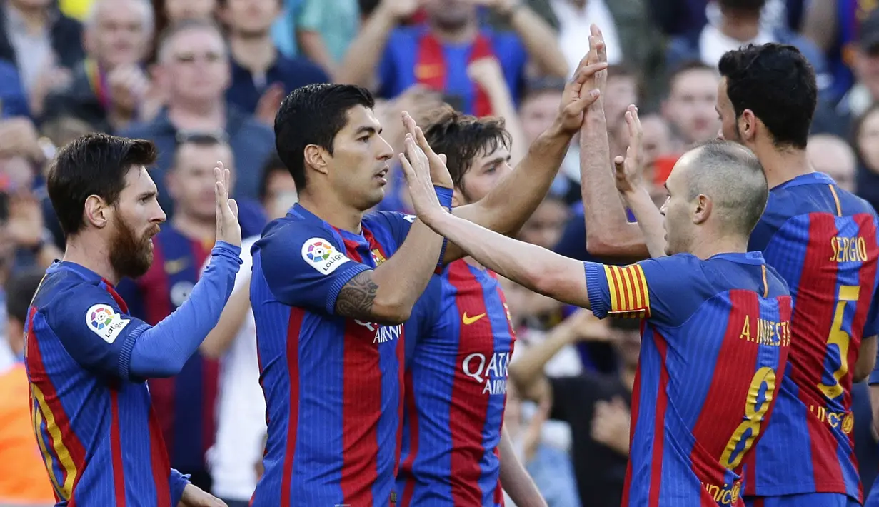 Para pemain FC Barcelona saat merayakan gol Luis Suarez ke gawang Villarreal pada lanjutan La Liga pekan ke-36 di Camp Nou stadium, Barcelona (6/5/2017). Barcelona menang 4-1. (AP/Manu Fernandez)