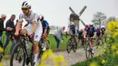 Pembalap Team SD Worx - Protime, Lotte Kopecky (kiri) memacu sepedanya saat perlombaan balap sepeda Paris Roubaix Femmes 2024 yang menempuh 148,5km antara Denain hingga Roubaix, Prancis, Sabtu (06/07/2024) waktu setempat. (AFP/Thomas Samson)