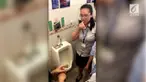 Sebuah perusahaan di China membuat demonstrasi untuk menunjukkan seberapa bersih toilet mereka. Para karyawan diminta menyantap makanan di urinal.