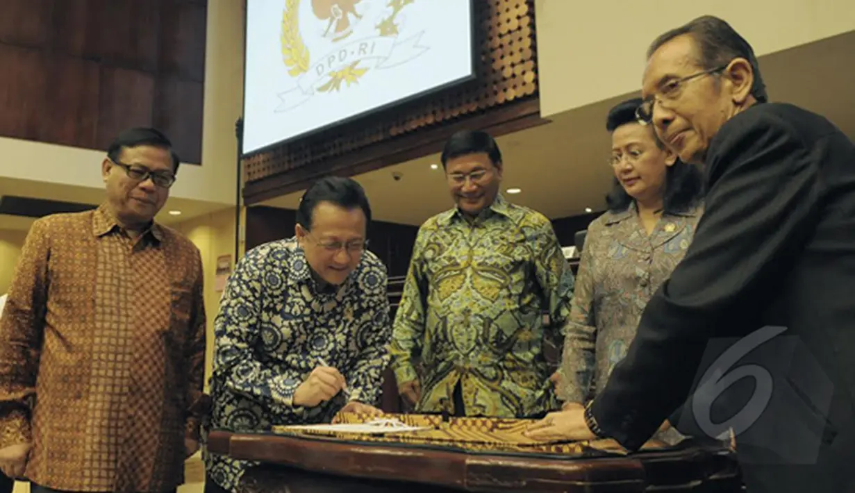 Ketua DPD RI Irman Gusman (kedua kiri) menandatangani laporan LHKPN bersama Wakil Ketua KPK Zulkarnain (kanan)  saat mengikuti Sidang Paripurna DPD RI di Gedung Nusantara V, Jakarta, Rabu (18/02/2015). (Liputan6.com/Andrian M Tunay)