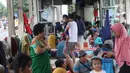 Warga korban banjir mengungsi di Halte Transjakarta Jembatan Baru, Cengkareng, Jakarta, Jumat (3/1/2020). Warga sekitar terpaksa mengungsi ke Halte Transjakarta Jembatan Baru karena rumah mereka masih terendam banjir. (Liputan6.com/Angga Yuniar)