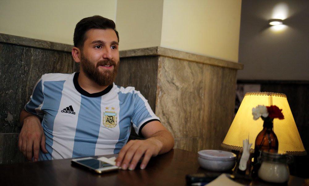 Riza Perestes, warga asal Iran, yang memiliki kemiripan wajah seperti bintang Barcelona, Lionel Messi. (MEHR Newsagency/Mohammad Khodabakhsh). 