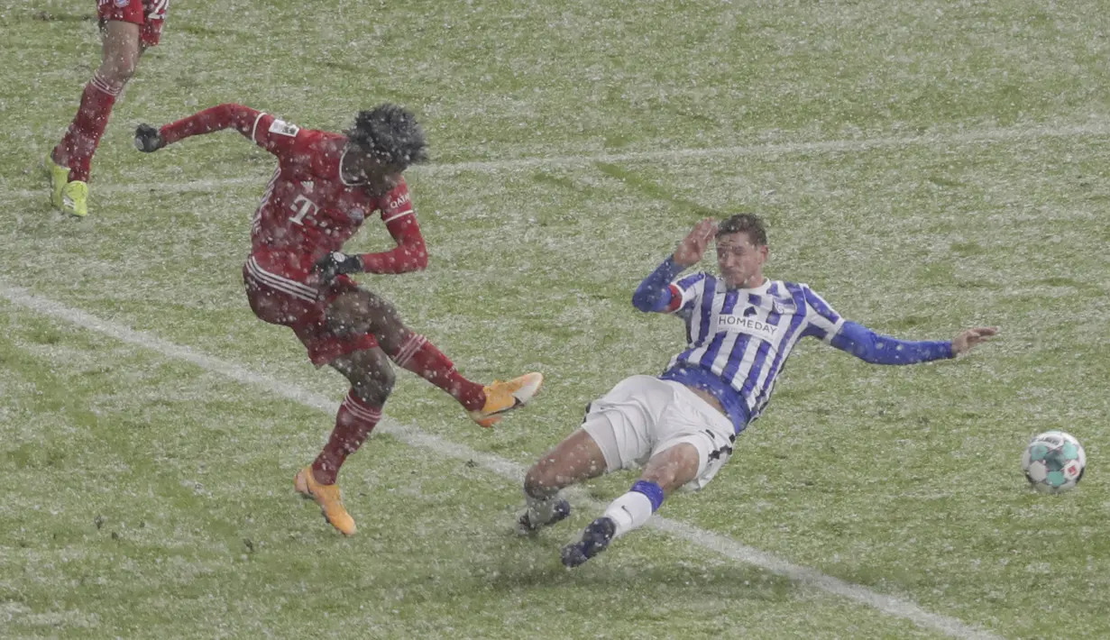 Penyerang Bayern Munchen, Kingsley Coman mencetak gol pembuka untuk timnya ke gawang Hertha Berlin dalam ajang Bundesliga 2020/2021 pekan 20 di Olympiastadion, Sabtu (6/2/2021) dini hari WIB. Bayern Munchen menang dengan skor tipis 1-0 saat bertemu Hertha Berlin. (AP Photo/Michael Sohn, pool)