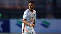 Aksi pemain Ratchaburi FC, Faiq Jefri Bolkiah, dalam pertandingan uji coba melawan Persija Jakarta yang berlangsung di stadion Patriot Candrabhaga, Bekasi, Minggu (25/6/2023). (Bola.com/M Iqbal Ichsan)