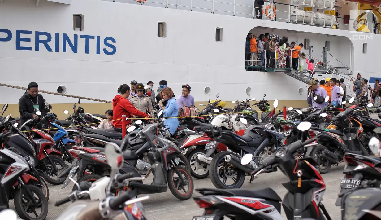 Pemudik mengambil motor usai turun dari KM. Sabuk Nusatara di Pelabuhan Tanjung Priok, Jakarta, Rabu (20/6). Puncak arus balik pemudik di Pelabuhan tersebut diperkirakan akan terjadi H+7 Lebaran atau Sabtu (23/6) mendatang. (Liputan6.com/Faizal Fanani)