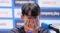 Son Heung-min tak mampu membendung air mata saat mengumumkan keputusan meninggalkan Tottenham Hotspur pada konferensi pers jelang melawan Newcastle United pada ajang Coupang Play Series di Seoul, Korea Selatan, Sabtu (2/8/2025). (AP Photo/Ahn Young-joon)
