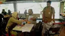 Petugas BPOM mendata beberapa makanan saat sidak di Pasar Modern Gelael, Jakarta, Selasa (7/6). Sidak dilakukan untuk mengetahui tercantumnya bahasa Indonesia di supermarket atau swalayan saat Ramadan dan Idulfitri 2016. (Liputan6.com/Gempur M Surya)
