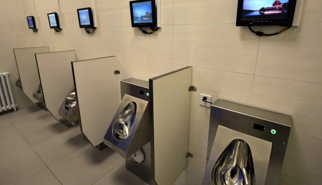 Toilet umum pertama yang dilengkapi Wi-fi, mesin ATM hingga tempat pengisian energi untuk ponsel dan mobil listrik di Beijing, Kamis (19/11/2015). Toilet ini juga akan dibuka di pinggiran kota Beijing dan kota lainnya. (CHINA OUT AFP PHOTO)