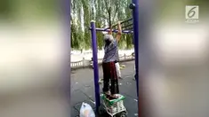 Dari gerak tubuh, rambut dan kulit, perempuan ini mungkin berusia sekitar 80 tahun. Tapi soal kekuatan tubuh jangan anggap enteng. Di usianya yang renta, Ia masih mampu bergantung dengan mudah di pull-up bars. Padahal anak muda saja banyak yang tak m...