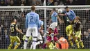 Bek Manchester City, Nicolas Otamendi, mencetak gol ke gawang Southampton pada laga Piala Liga Inggris di Stadion Etihad, Selasa (29/10). Manchester City menang 3-1 atas Southampton. (AP/Rui Vieira)