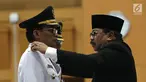 Gubernur Jawa Timur Soekarwo (kanan) melantik Bupati Tulungagung terpilih hasil Pilkada 2018, Syahri Mulyo di Jakarta, Selasa (25/9). Syahri saat ini sudah berstatus tahanan KPK. (Merdeka.com/Imam Buhori)