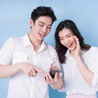 Ilustrasi buka rekening via smartphone. (c) Shutterstock/TimeImage Production