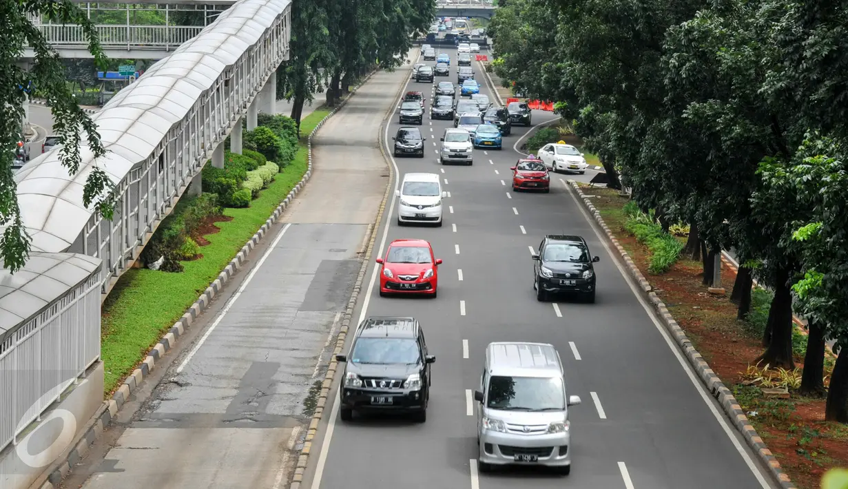 Kendaraan berlalu lalang melintasi Jalan Jenderal Sudirman, Jakarta, Jumat (15/4). Dishub DKI memperpanjang uji coba penghapusan 3 in 1 hingga Sabtu 14 Mei 2016 mendatang (Liputan6.com/Yoppy Renato)