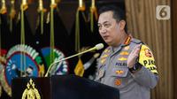 Kapolri Jenderal Pol Listyo Sigit Prabowo memaparkan capaian kinerja saat rilis akhir tahun Polri di Mabes Polri, Jakarta, Rabu (27/12/2023). Dalam rilis akhir tahun tersebut Polri mengungkap berbagai kejahatan pada tahun 2023, di antaranya menangkap 1.361 tersangka kejahatan tindak pidana perdagangan orang (TPPO) atau meningkat 691 persen dibandingkan 2022. (Liputan6.com/Herman Zakharia)