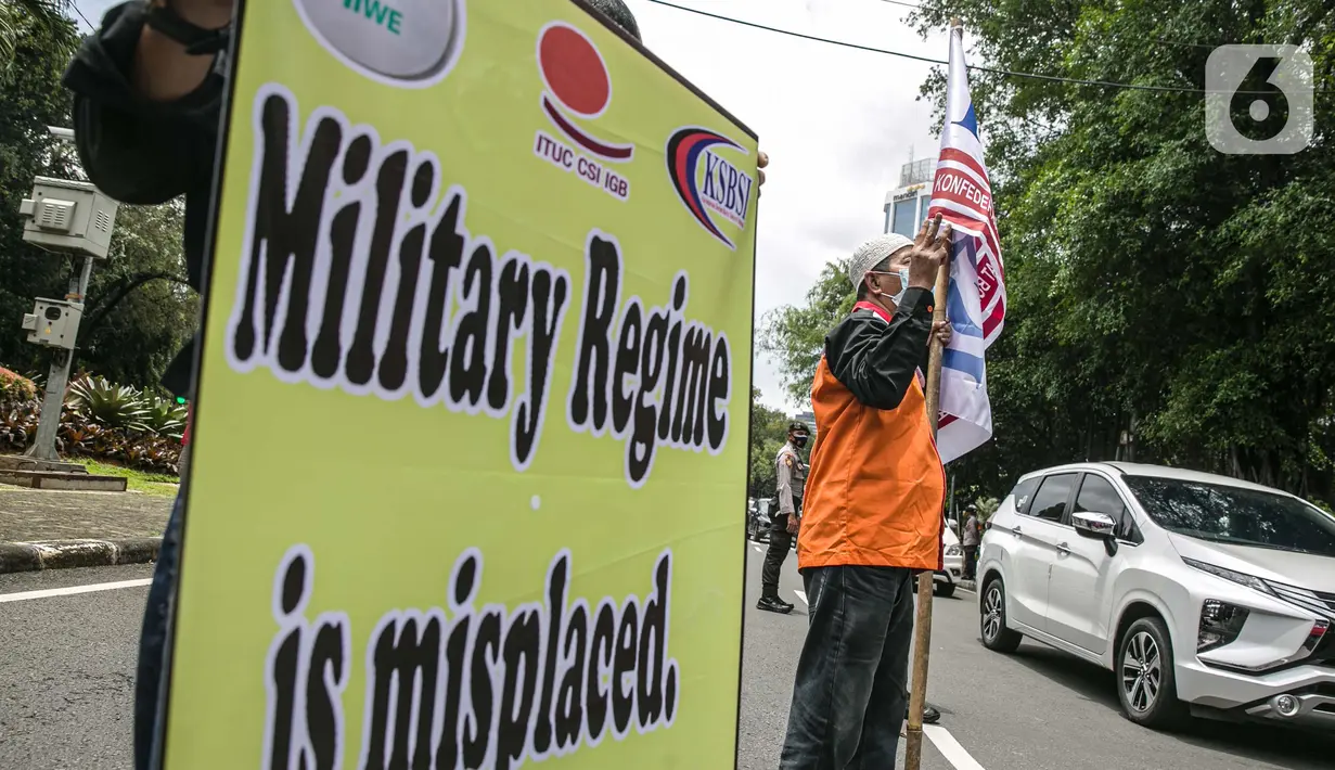 Massa yang tergabung dalam KSBSI membawa poster saat aksi solidaritas di depan Kedubes Myanmar, Jakarta, Rabu (10/3/2021). Dalam aksi solidaritas tersebut massa mengutuk keras atas kudeta militer dan mendesak penegakan demokrasi serta perlindungan HAM di Myanmar. (Liputan6.com/Faizal Fanani)