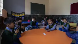 Anak-anak Tibet di pengasingan duduk di kelas mereka sebelum kelas dimulai di Sekolah Hari Desa Anak-anak Tibet di Dharmsala, India (24/3/2022). Kehidupan sekolah perlahan kembali normal setelah sempat terganggu akibat pandemi COVID-19. (AP Photo/Ashwini Bhatia)