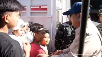 Momen Hangat Prabowo Bercanda dengan Anak-Anak di Pengungsian Gempa NTT