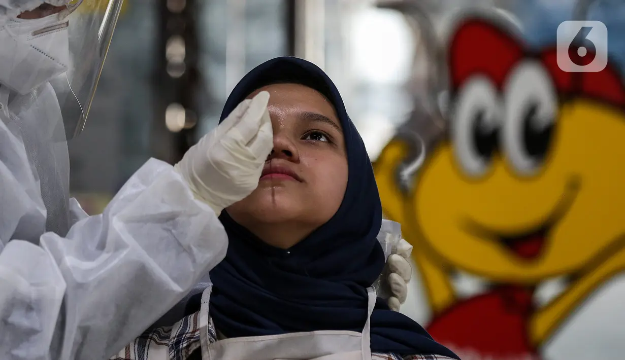 Calon penumpang mengikuti rapid test antigen di Stasiun Gambir, Jakarta, Rabu (23/12/2020). Dari Kemarin Selasa (22/12/2020) Sampai sekarang tercatat Seribuan calon penumpang mengikuti rapid test tersebut. (Liputan6.com/Johan Tallo)