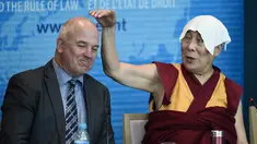 Dalai Lama menunjuk ke arah Dewan Komisaris Eropa untuk Hak Asasi Manusia, Nils Muiznieks saat ia pidato di Dewan Eropa di Strasbourg, Perancis, Kamis (15/9). Ini adalah kunjungan Eropa pertama Dalai Lama setelah lima tahun. (AFP PHOTO/Frederick Florin)
